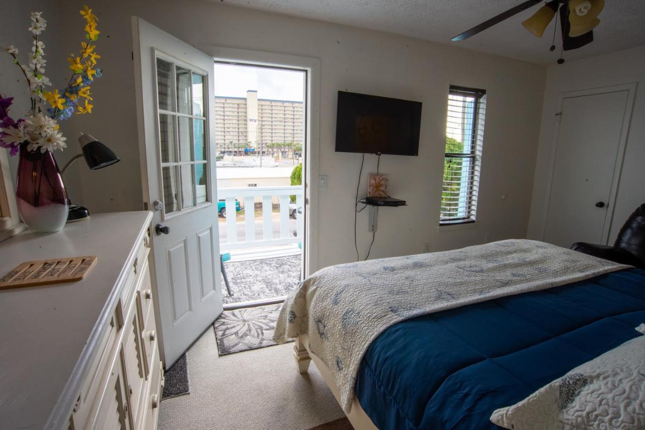 Oceanview Oasis - Relax With Hot Tub, Breakfast, Fire Pit & Putting Green!