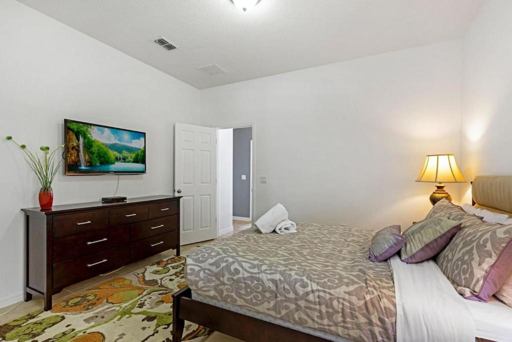 #469-fabulous 6 Bed With Private Pool/spa, Extended Deck And A Conservation View Davenport