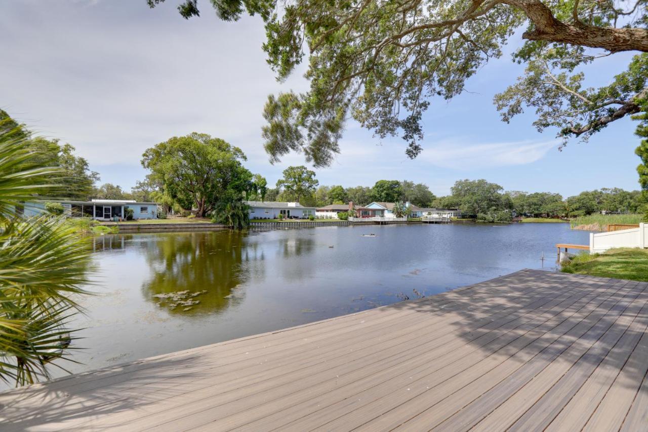 Waterfront With Game Room, 2 Miles To Beach! Holiday home *