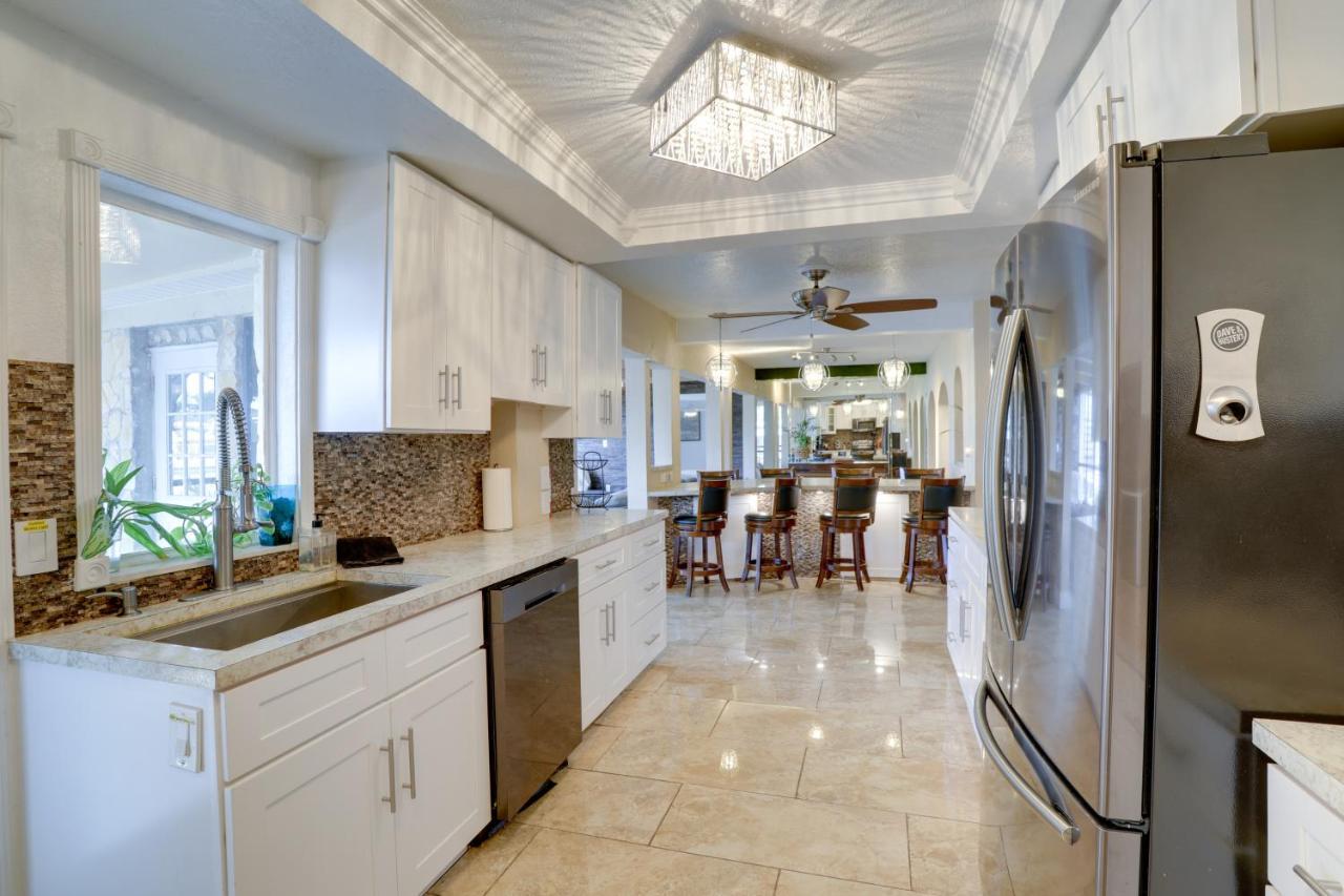 Waterfront With Game Room, 2 Miles To Beach! Holiday home