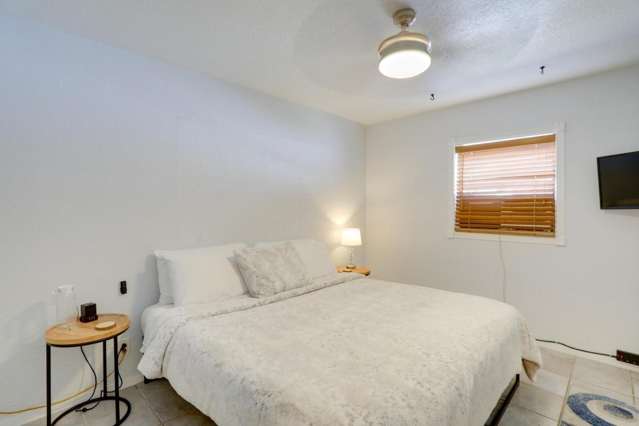 Waterfront With Game Room, 2 Miles To Beach! Holiday home Seminole