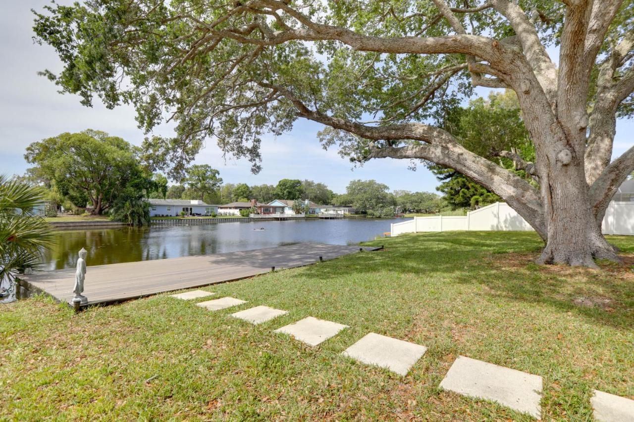 Waterfront With Game Room, 2 Miles To Beach! Holiday home Seminole
