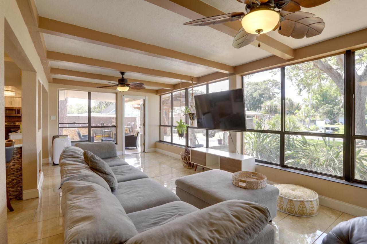 Waterfront With Game Room, 2 Miles To Beach! Holiday home *