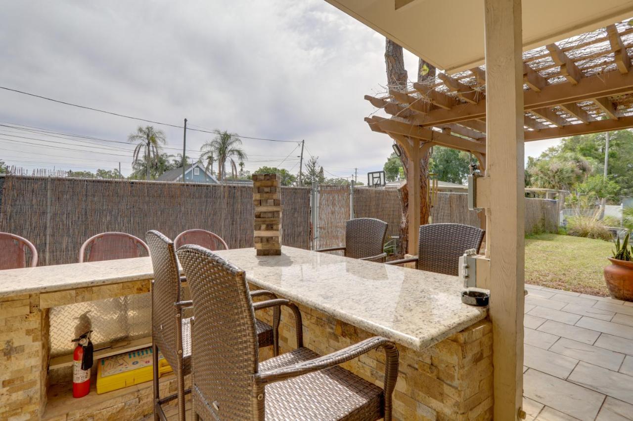Waterfront With Game Room, 2 Miles To Beach! Holiday home