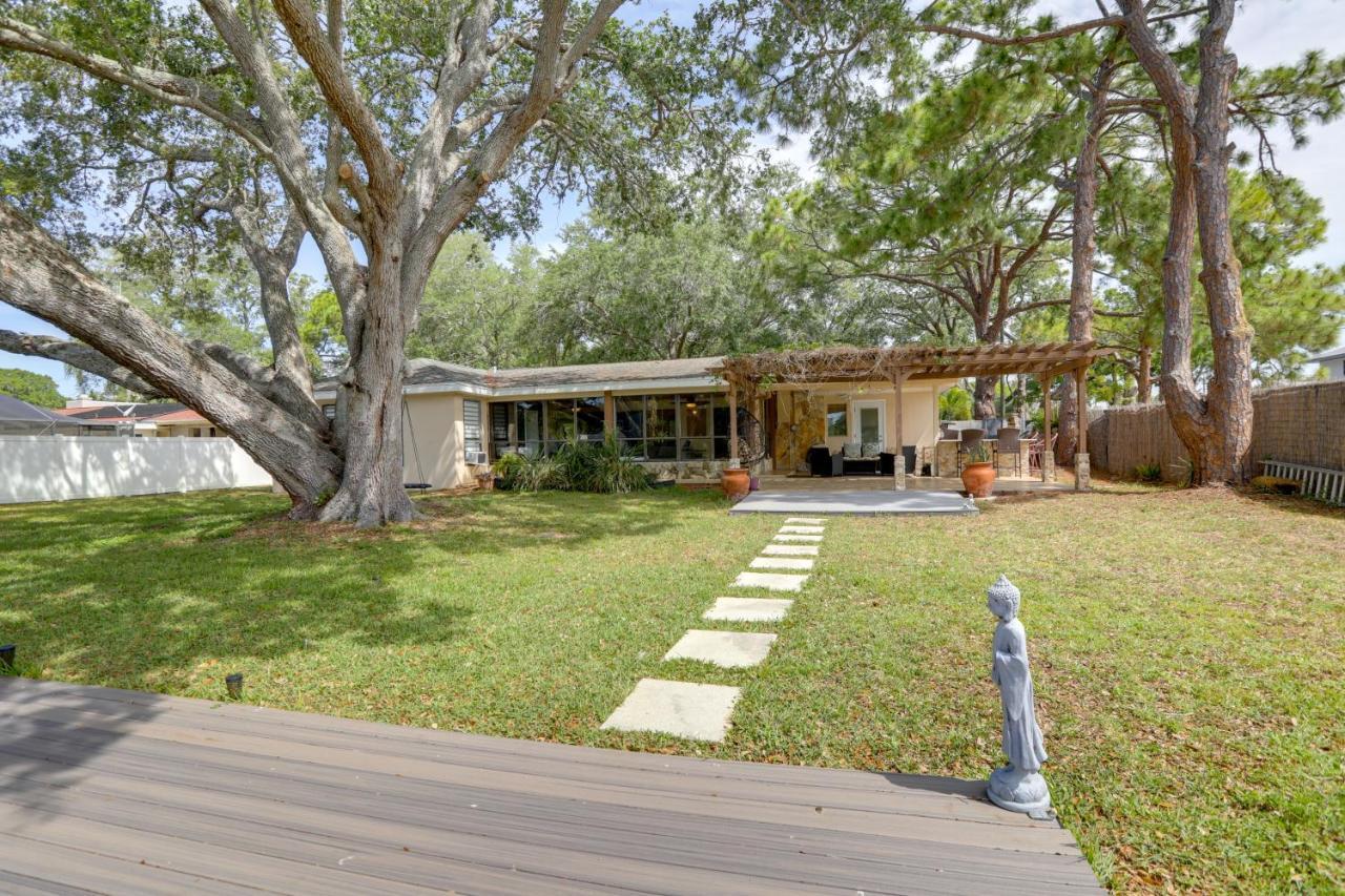 Waterfront With Game Room, 2 Miles To Beach! Holiday home *