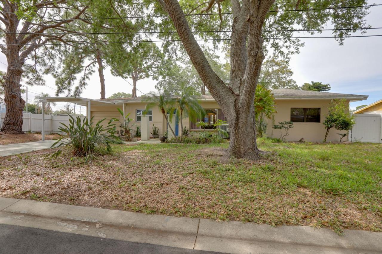 Waterfront With Game Room, 2 Miles To Beach! Holiday home Seminole