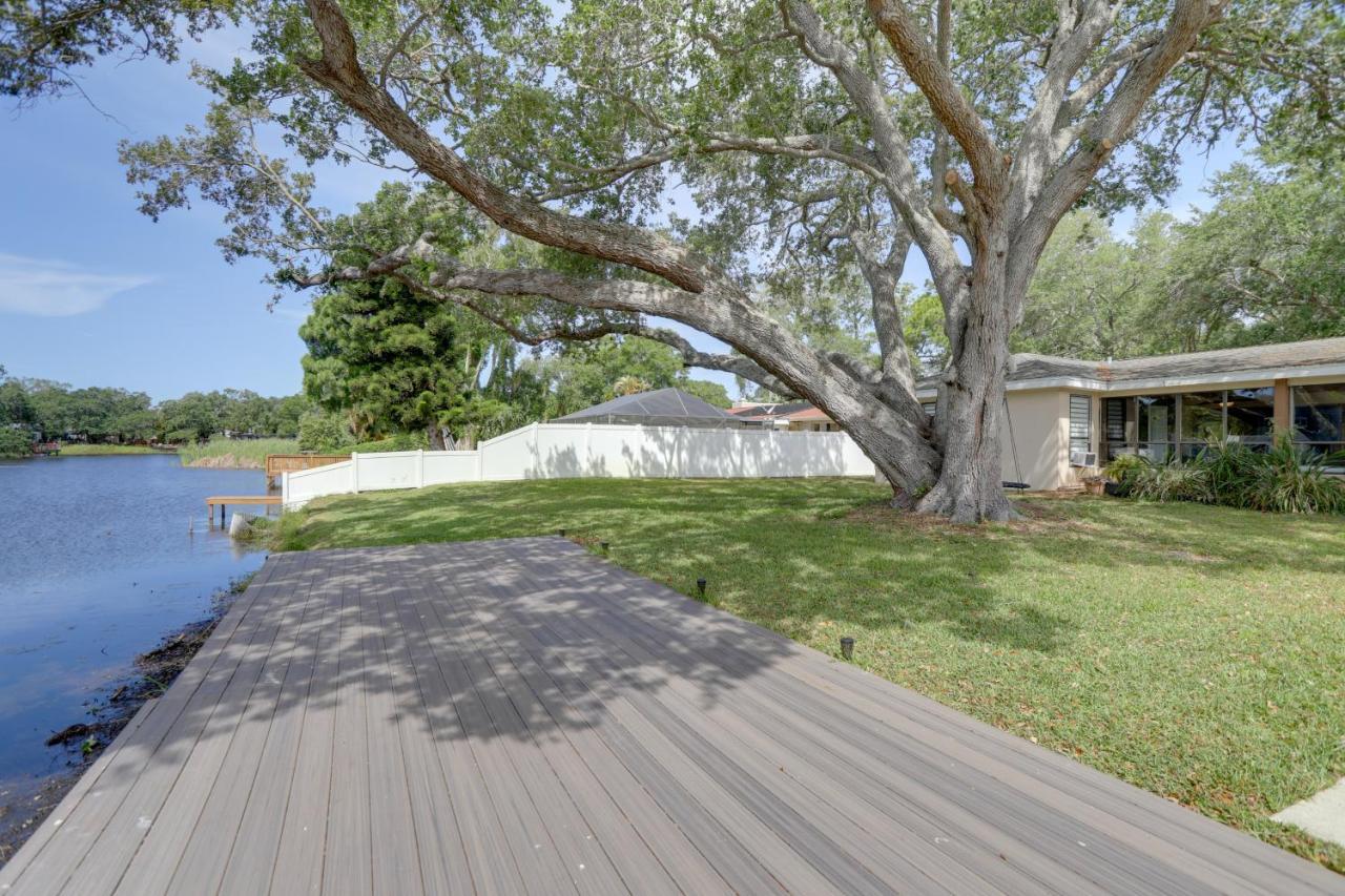 Waterfront With Game Room, 2 Miles To Beach! Holiday home