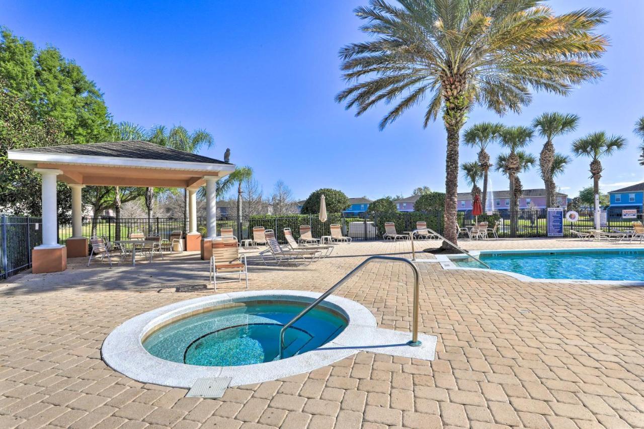 With Private Hot Tub 6 Mi To Disney! Holiday home Kissimmee