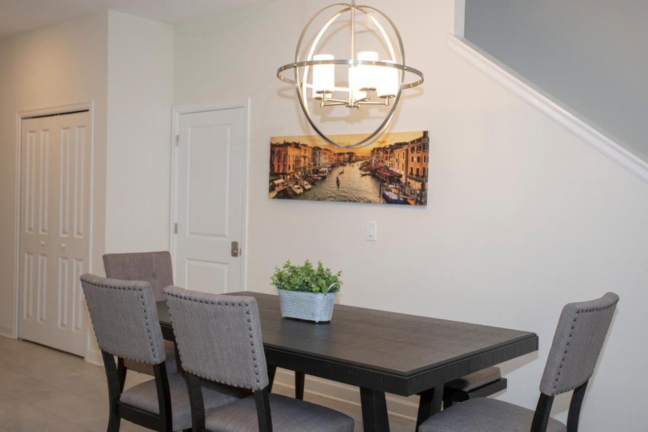 Stunning 5 Bd W/ Pool Close To 4822