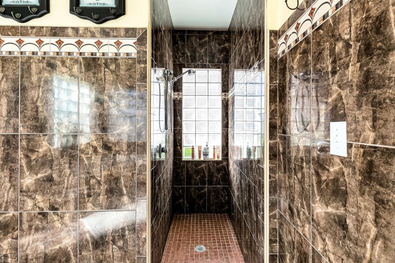 Spaces Sunny Oasis 4br Retreat With 2 King Beds, Amazing Pool, Near South Florida Beaches *