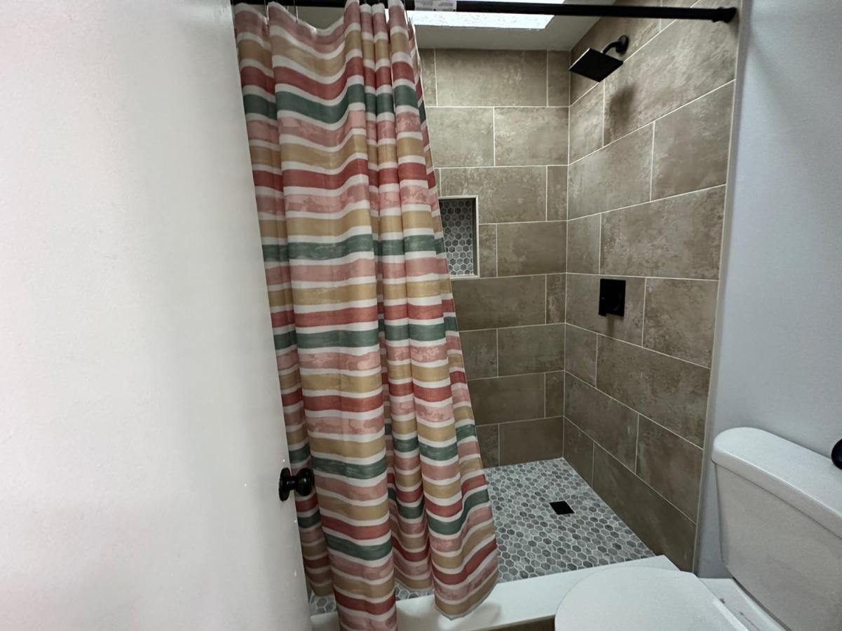 Beautiful House Sleeps 12 - Hot Tub - Breakfast - Walk To Holiday home *