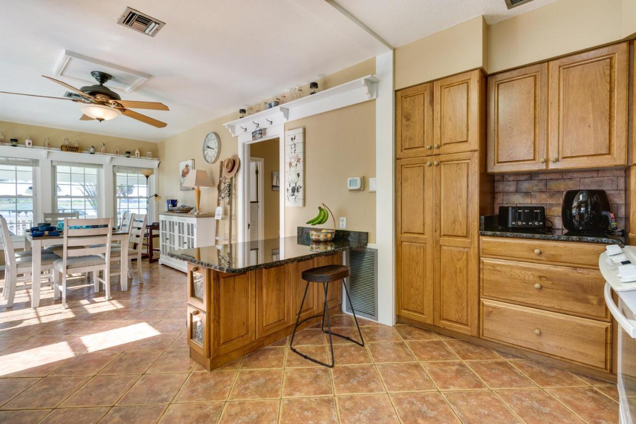 Holiday home Lakefront With Deck, Patio And Dock!