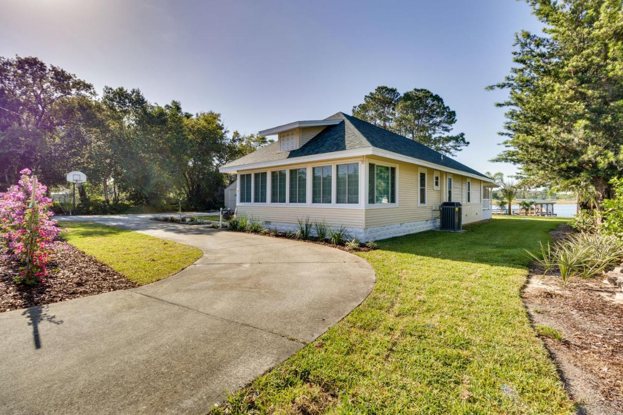 Lakefront With Deck, Patio And Dock! Holiday home Tavares