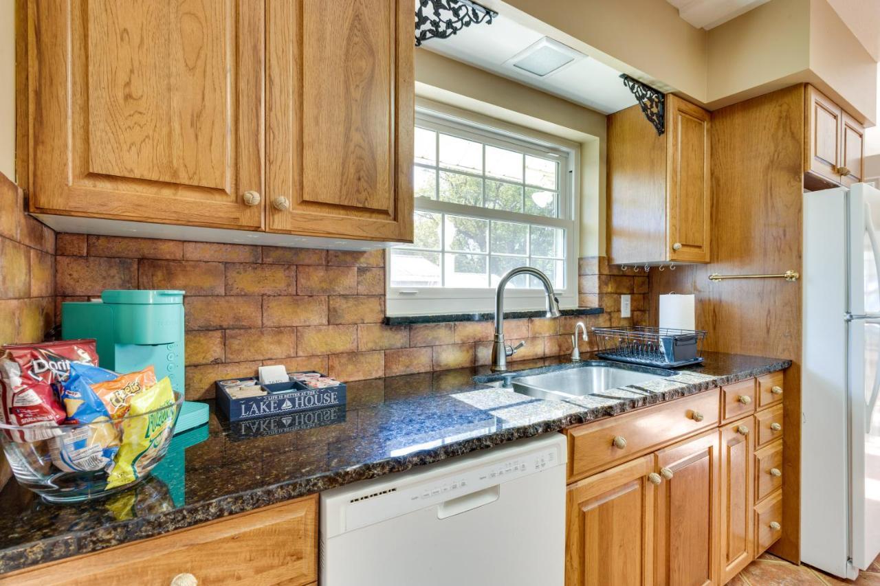 Lakefront With Deck, Patio And Dock! Holiday home Tavares