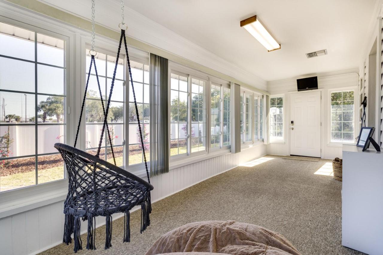 Holiday home Lakefront With Deck, Patio And Dock!