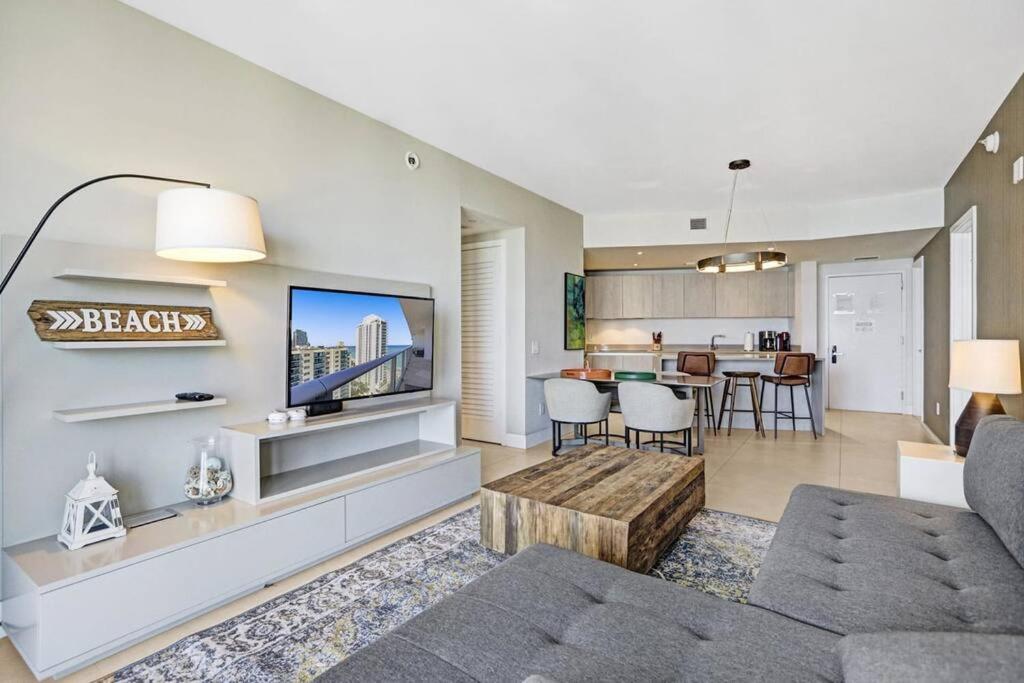 Chic 2bdr 2ba Water Front In Hyde Hollywood