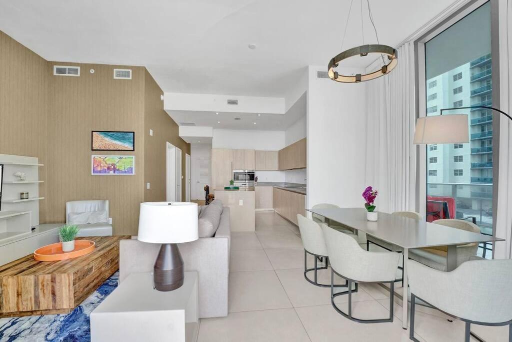 Upscale Ocean Front With High Ceilings Apartment