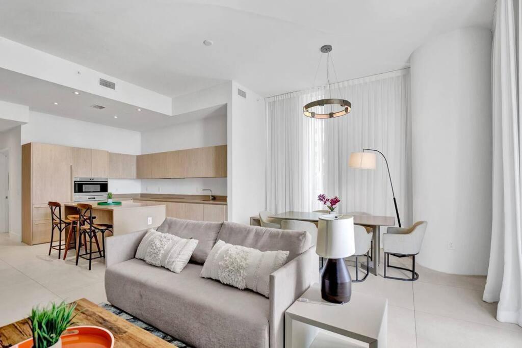 Upscale Ocean Front With High Ceilings *