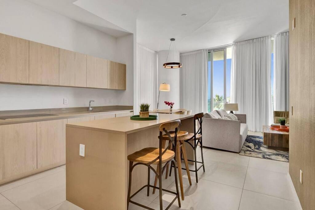 Upscale Ocean Front With High Ceilings * Hollywood