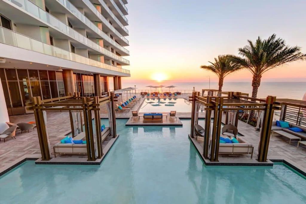 Upscale Ocean Front With High Ceilings Apartment Hollywood