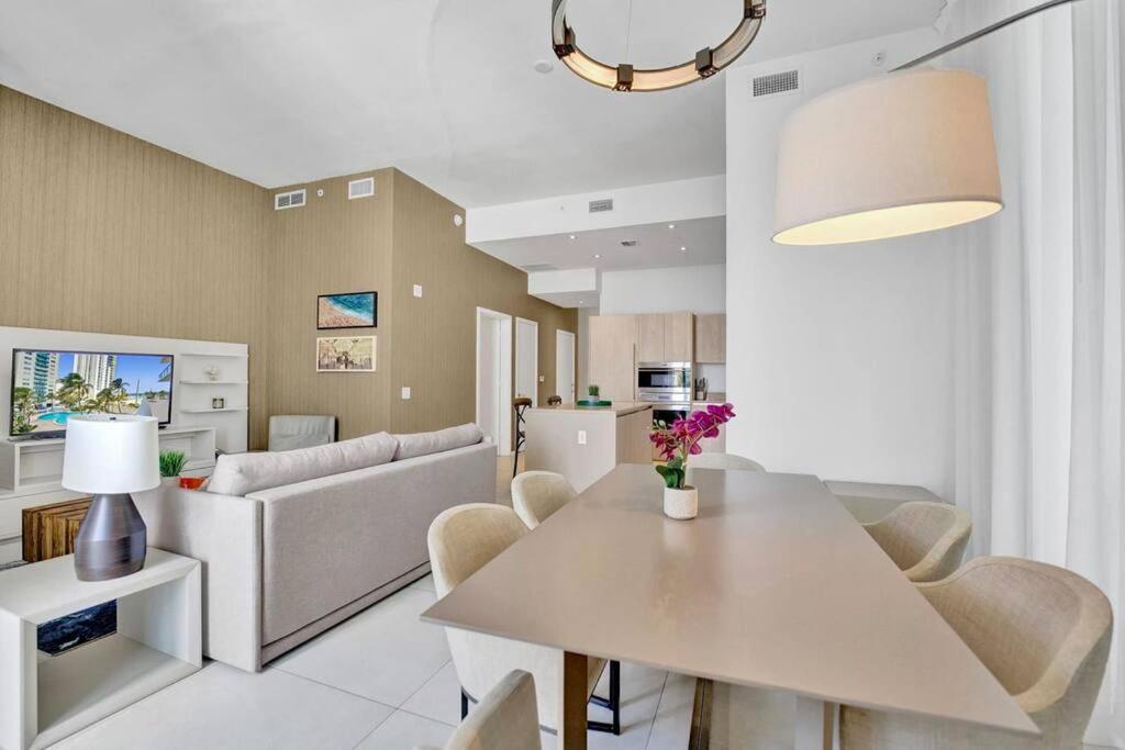 Upscale Ocean Front With High Ceilings Apartment *