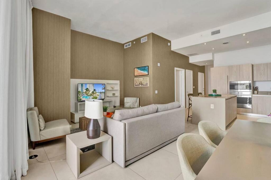 Upscale Ocean Front With High Ceilings Apartment *