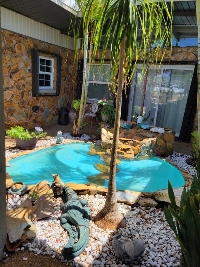 Waterfront Mid Century - Close To Beach - 2 Bedroom 3 Ba Holiday home *