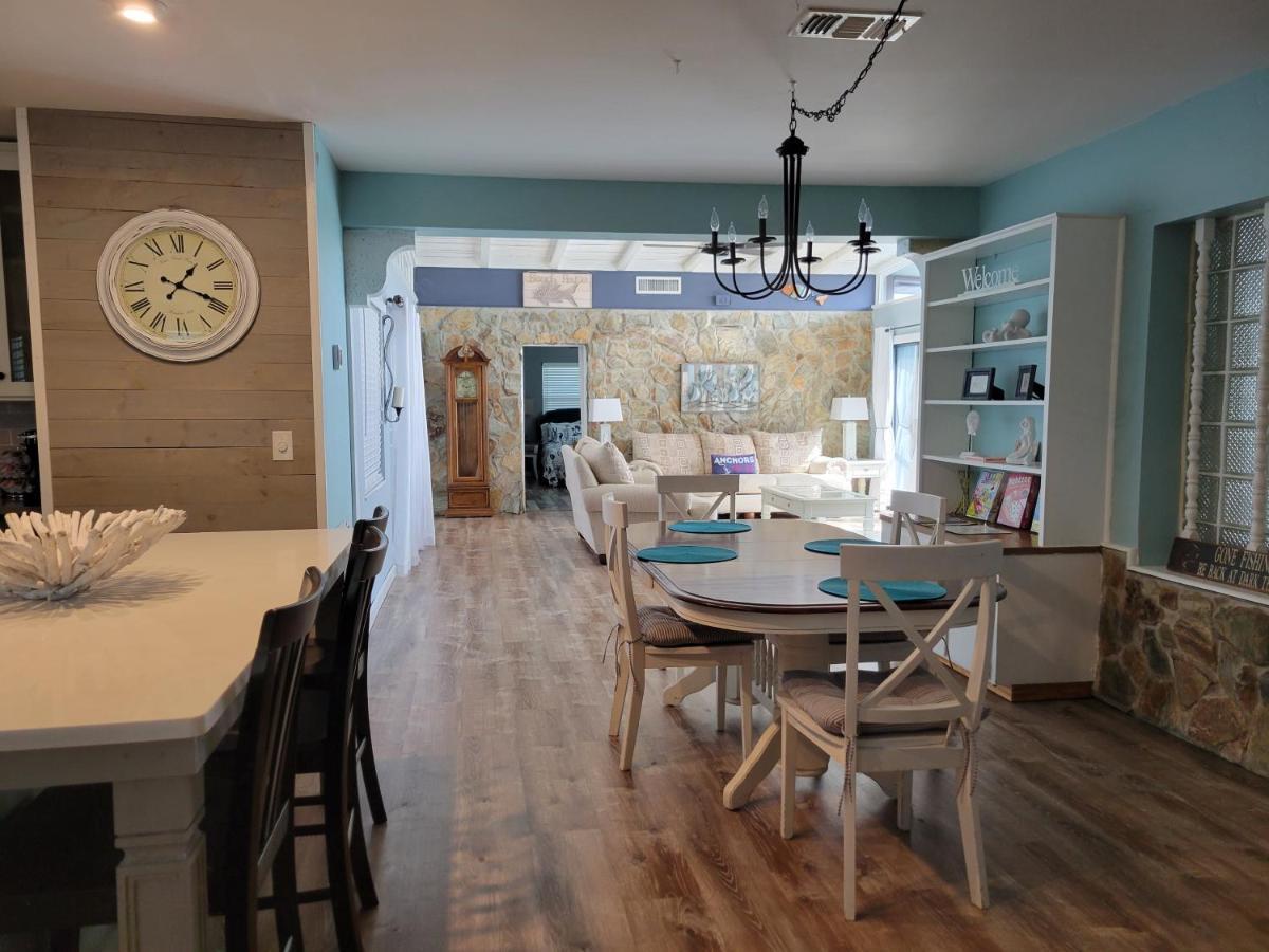 Holiday home Waterfront Mid Century - Close To Beach - 2 Bedroom 3 Ba
