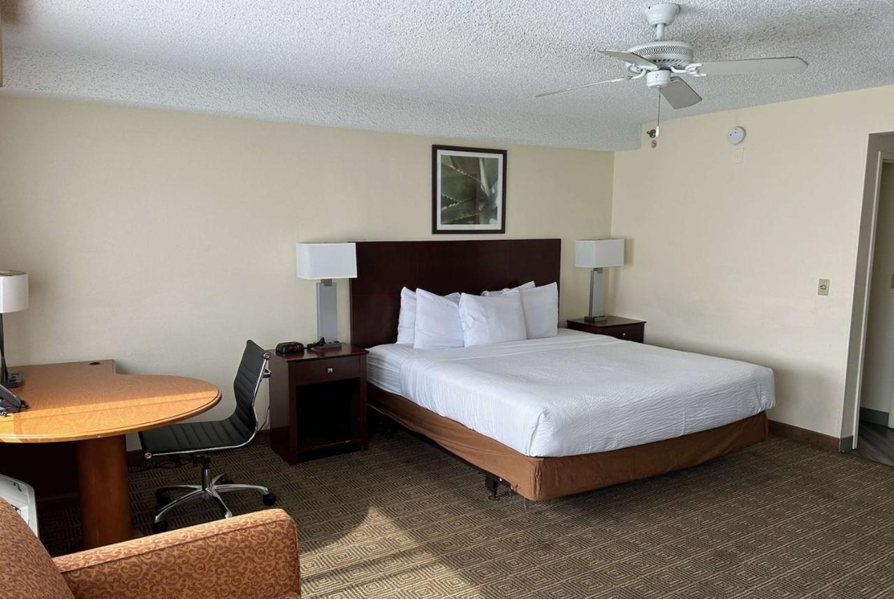 Hotel La Quinta By Wyndham Orlando South 3*