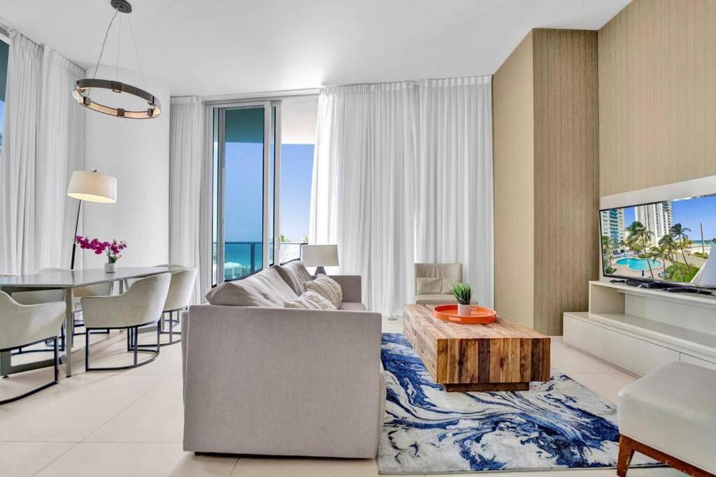 Upscale Ocean Front With High Ceilings *
