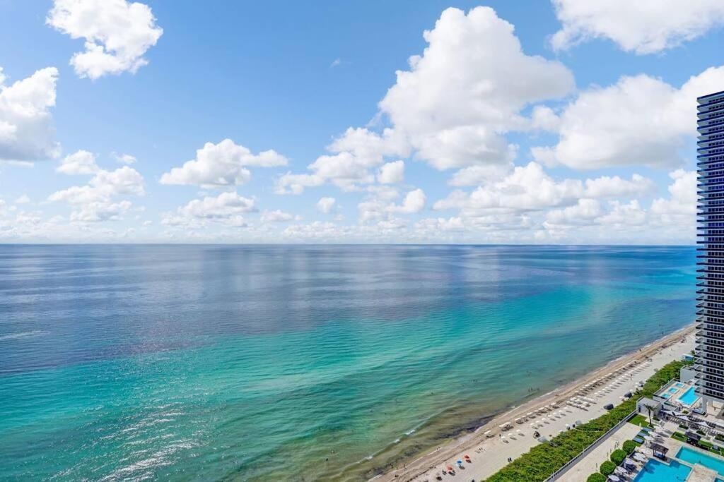 Upscale Ocean Front With High Ceilings Apartment Hollywood