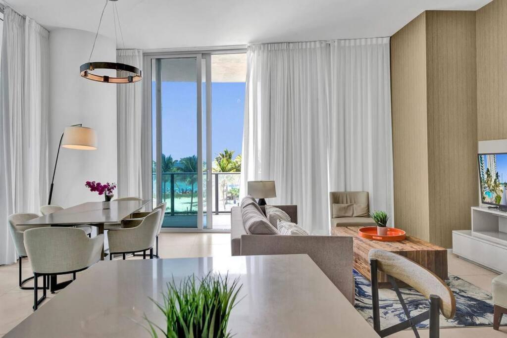 Upscale Ocean Front With High Ceilings Apartment