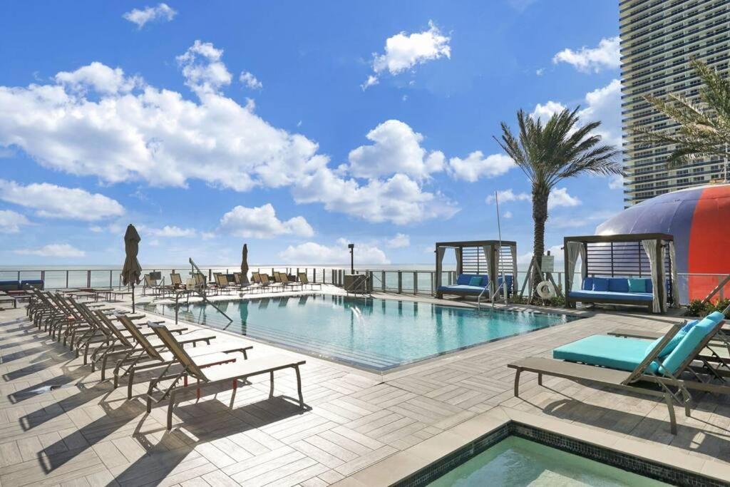 Upscale Ocean Front With High Ceilings Apartment *