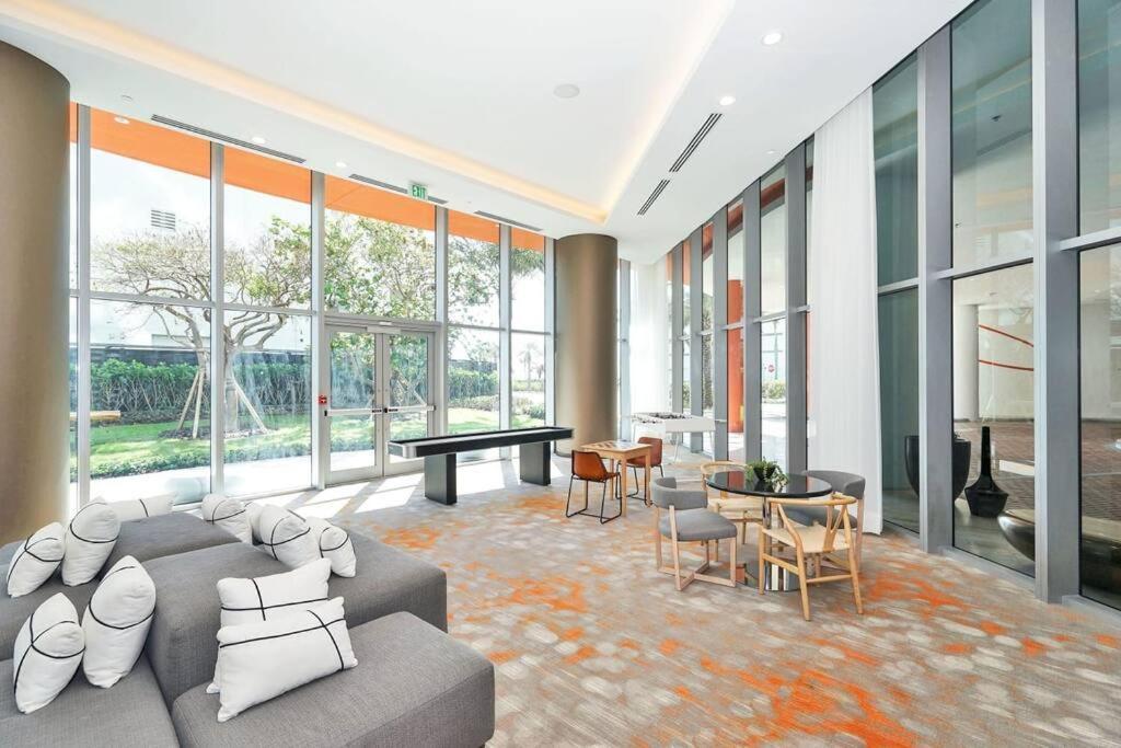 Upscale Ocean Front With High Ceilings Hollywood