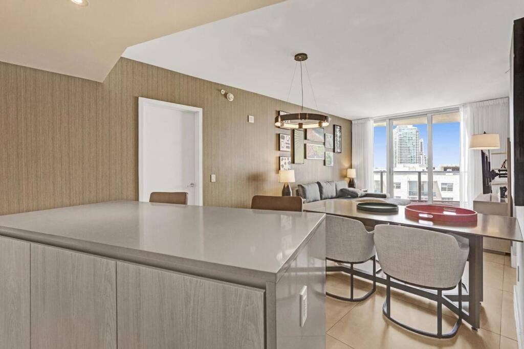 Chic 2bdr 2ba Water Front In Hyde Apartment