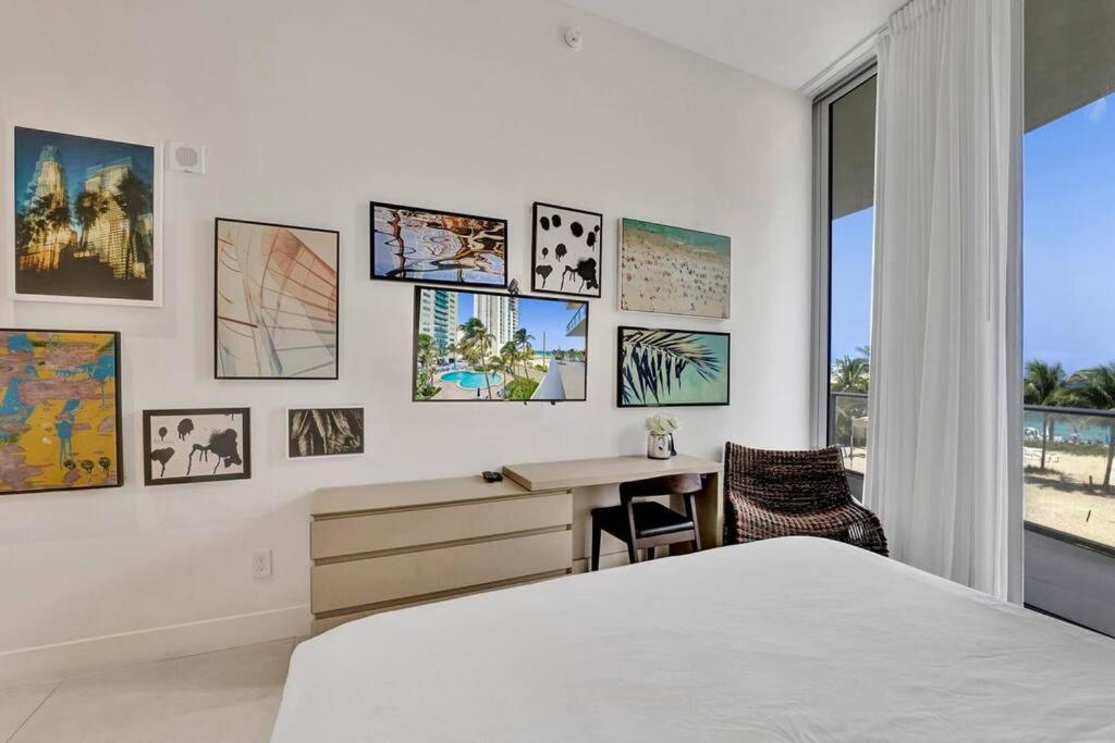 Upscale Ocean Front With High Ceilings Apartment Hollywood