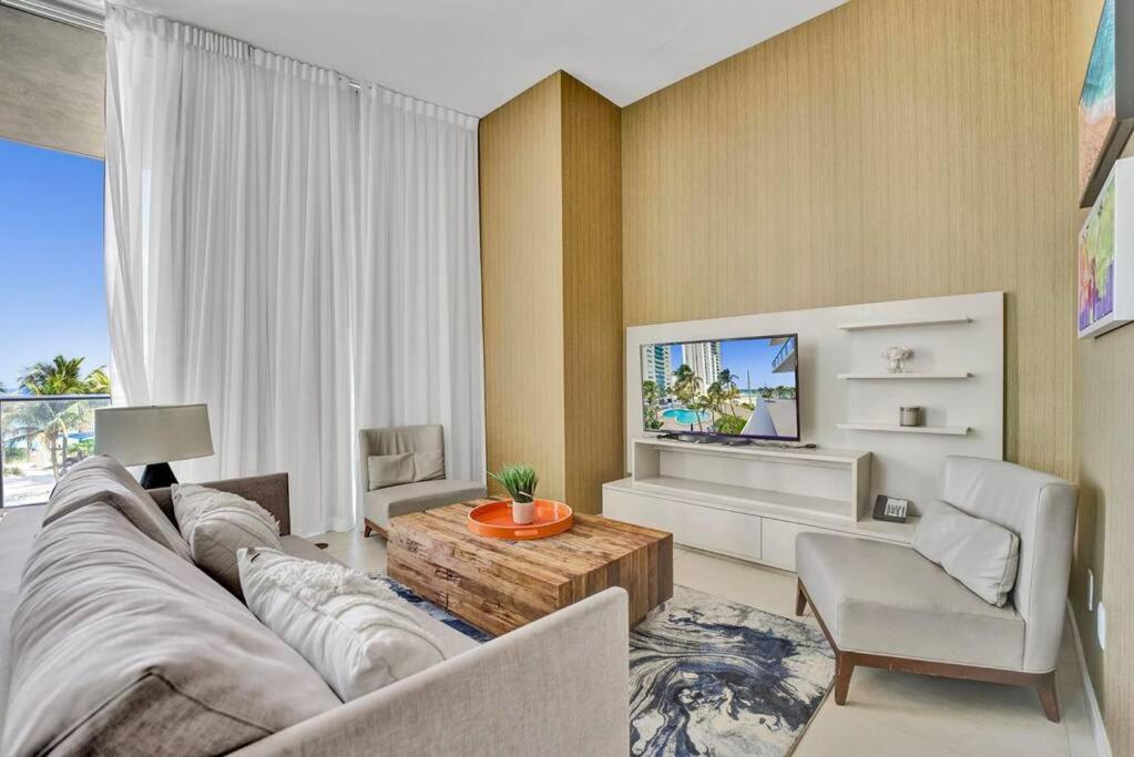 Upscale Ocean Front With High Ceilings * Hollywood