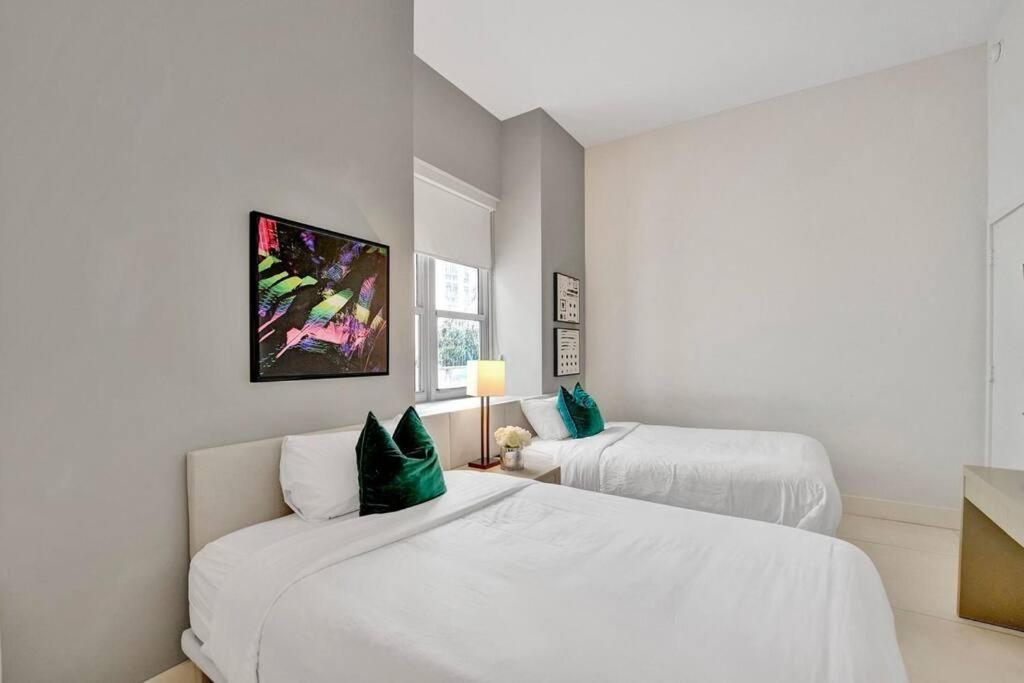 Upscale Ocean Front With High Ceilings Apartment Hollywood