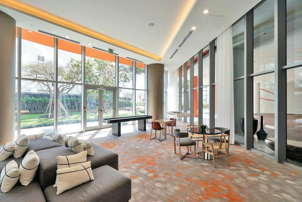 Upscale Ocean Front With High Ceilings Apartment