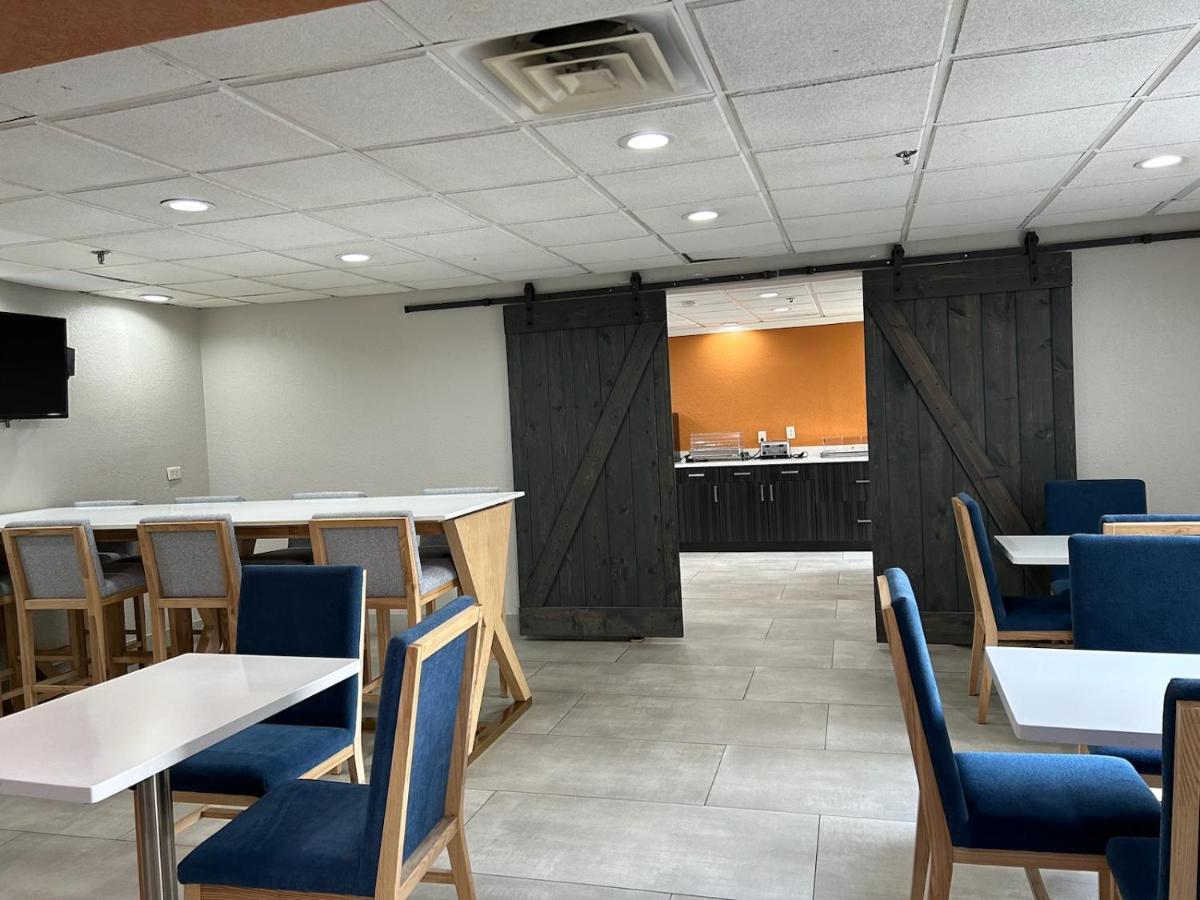 Hotel La Quinta By Wyndham Orlando South 3*