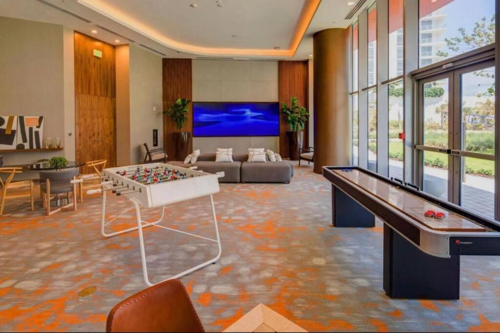 Direct Oceanfront - Hyde Apartment *