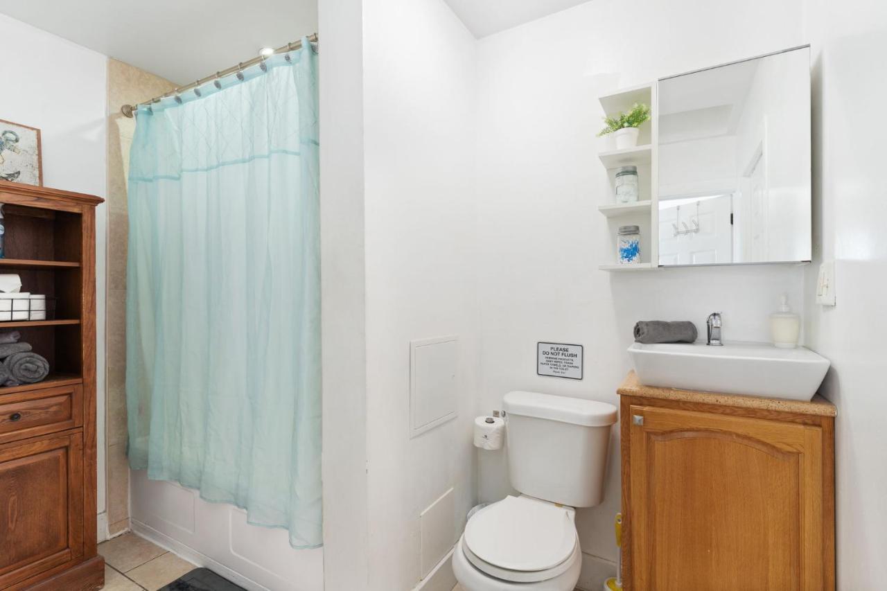 Apartment Four Different Options At One Great Location-- 1 - Spacious 3 Bed 2 Bath House Or 2- 2nd Floor 2 Bed 1 Bath Or 3- 1st Floor Studio Or 3- A Tiny Rv Tampa