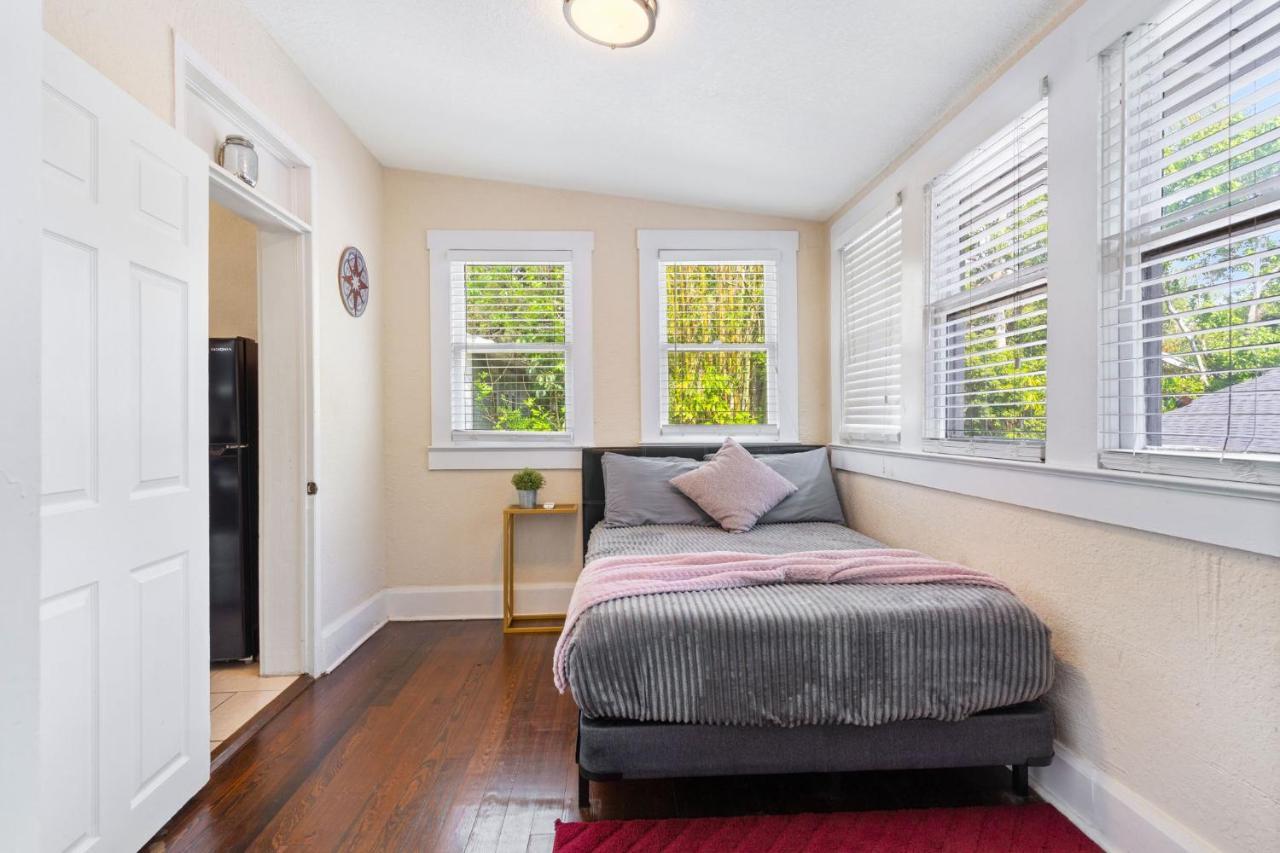 Apartment Four Different Options At One Great Location-- 1 - Spacious 3 Bed 2 Bath House Or 2- 2nd Floor 2 Bed 1 Bath Or 3- 1st Floor Studio Or 3- A Tiny Rv Tampa
