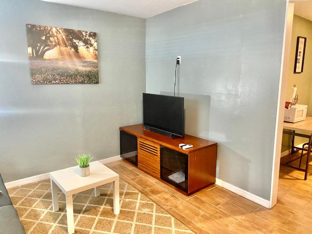 Apartment Four Different Options At One Great Location-- 1 - Spacious 3 Bed 2 Bath House Or 2- 2nd Floor 2 Bed 1 Bath Or 3- 1st Floor Studio Or 3- A Tiny Rv