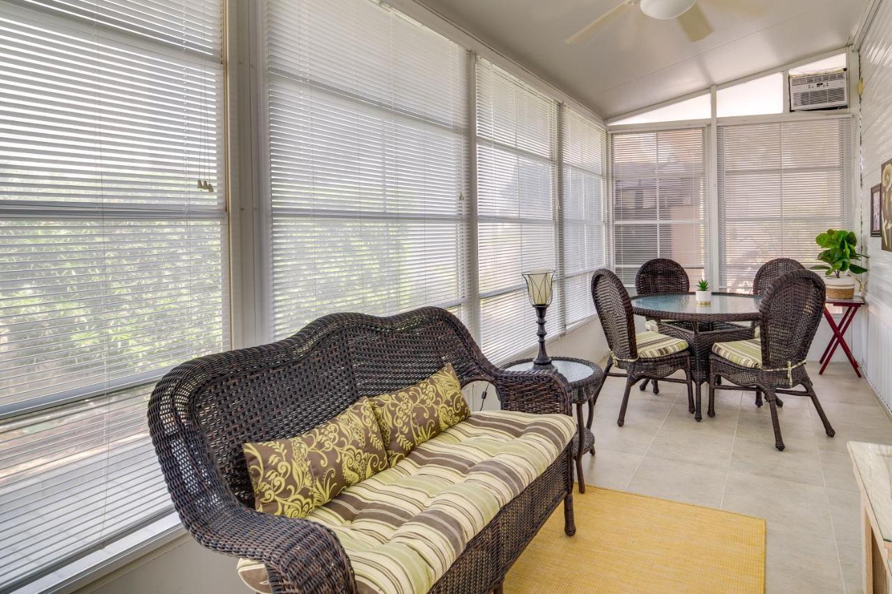 Cozy With Community Pools And Access! *