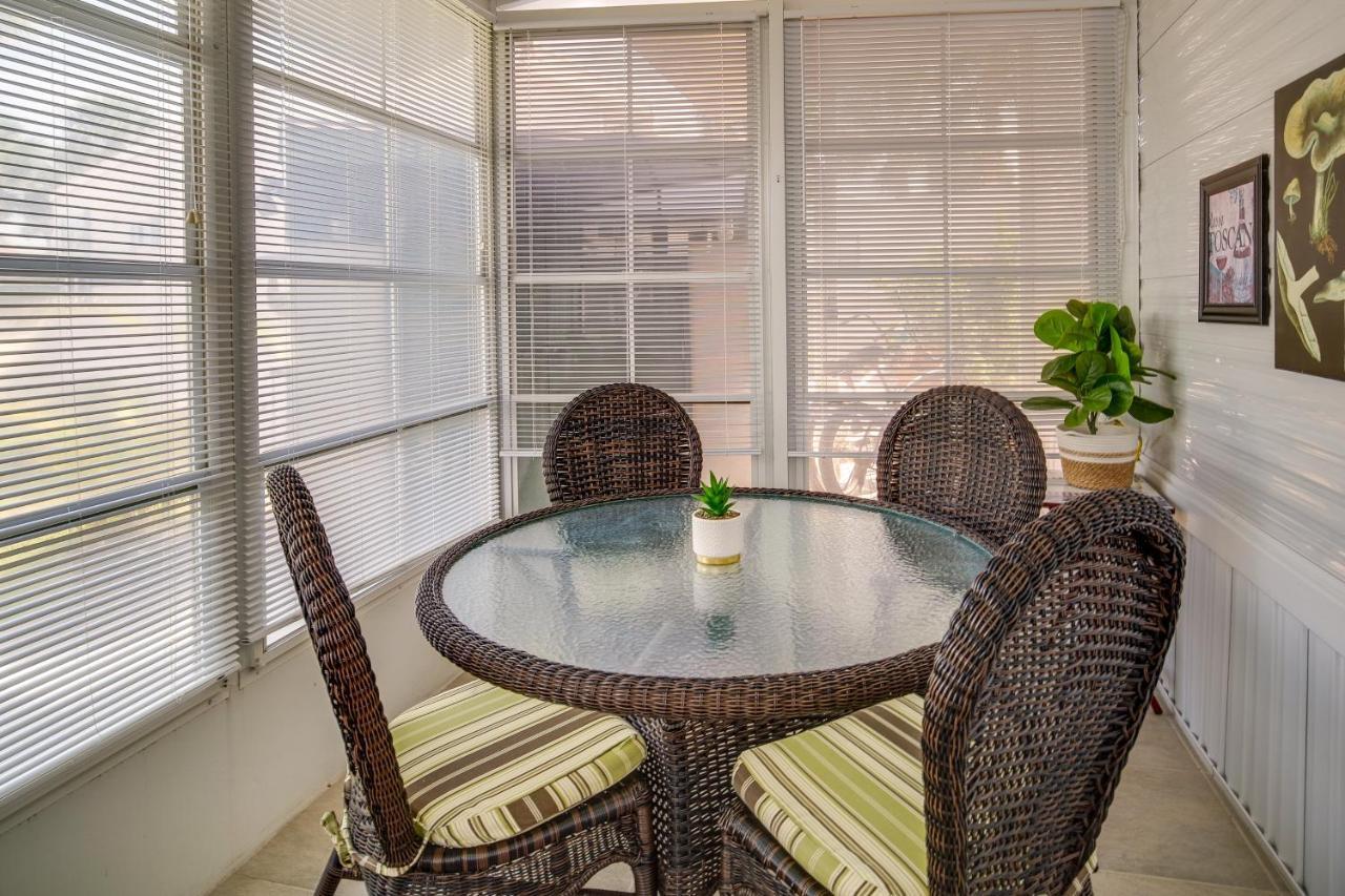 Holiday home Cozy With Community Pools And Access!