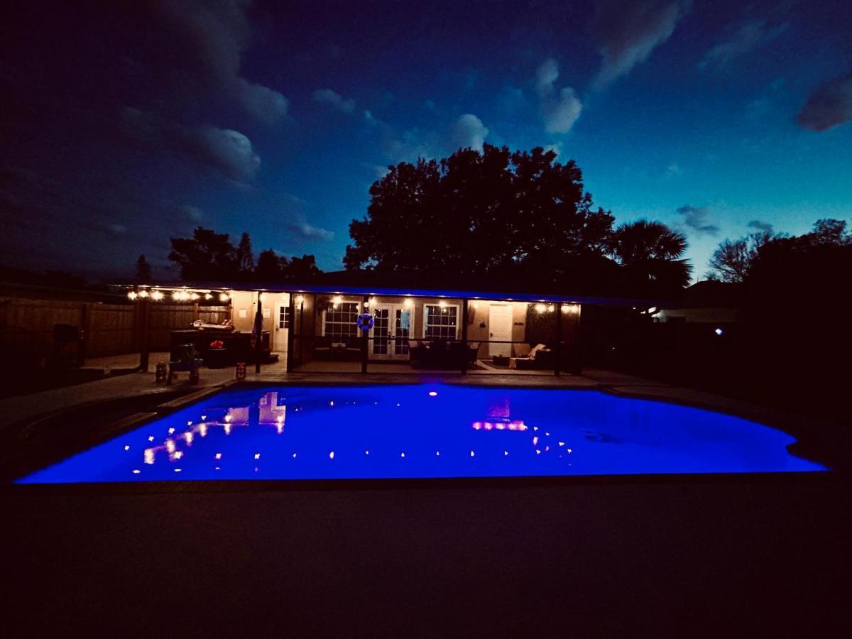 Private Backyard Oasis! Hot Tub & Salt Water Pool!
