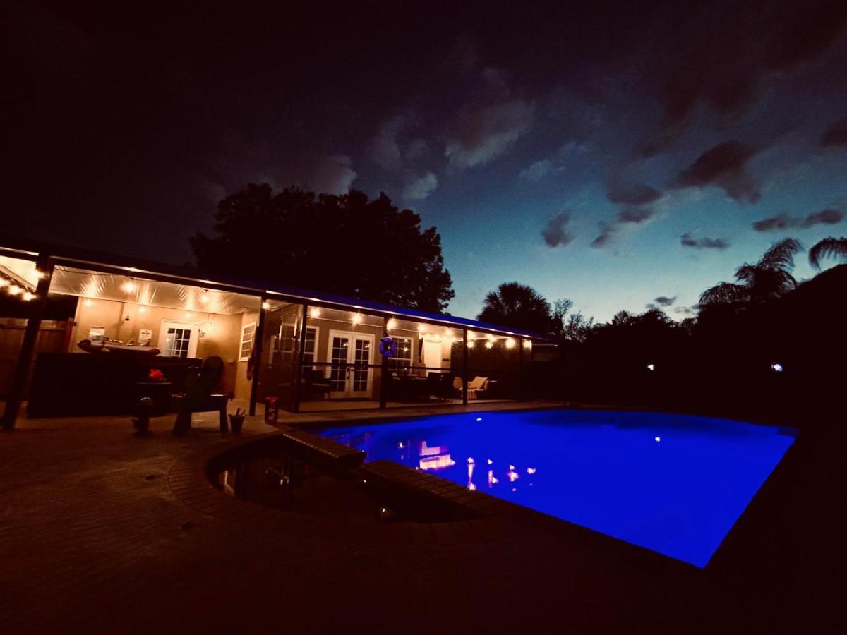 Private Backyard Oasis! Hot Tub & Salt Water Pool! Holiday home Sarasota