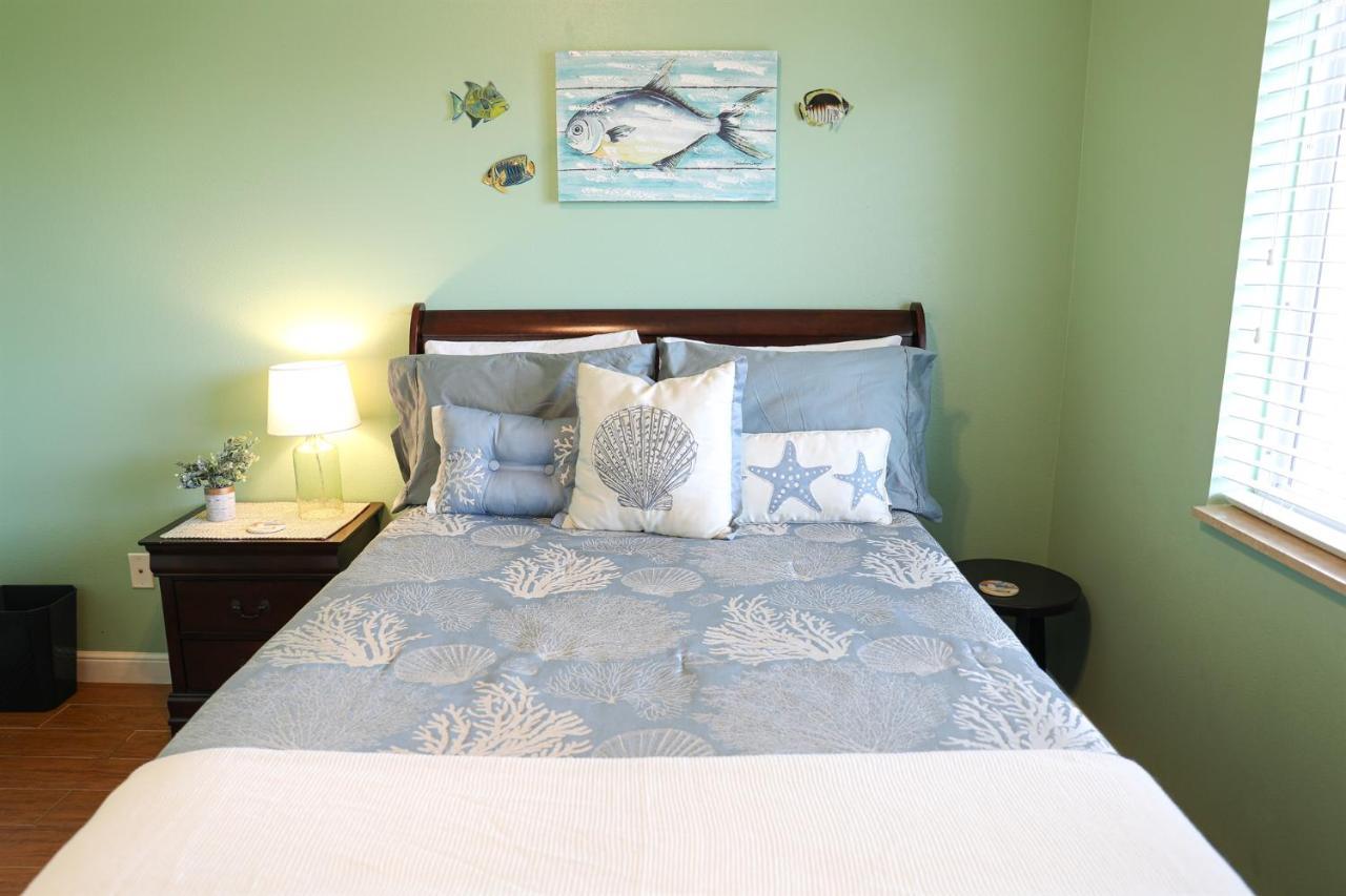 Dolphin Bay In Boca Ciega - 2br, Pool, Bay View