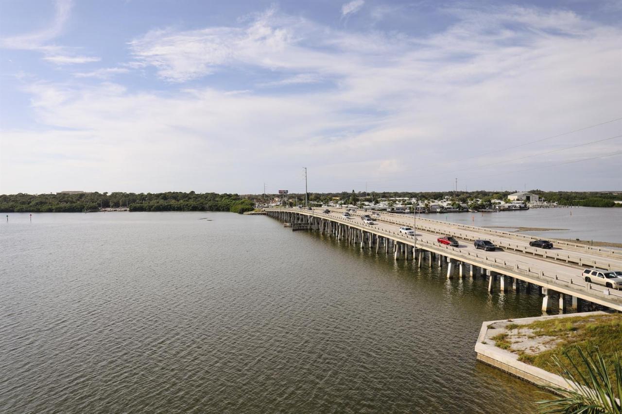 Apartment Dolphin Bay In Boca Ciega - 2br, Pool, Bay View